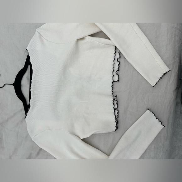 Small white button sweater - Picture 3 of 3